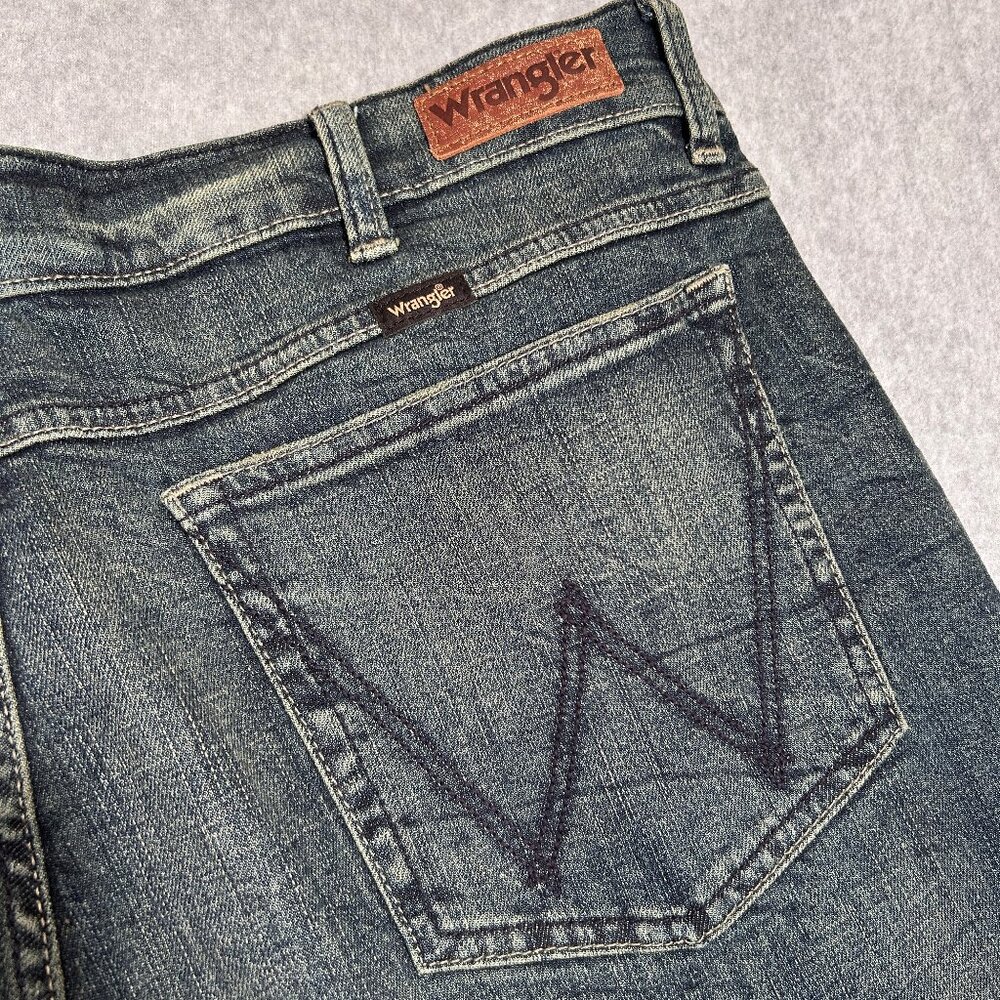 Wrangler Mens Jeans 38x30 Straight Fit Medium Wash - Picture 6 of 7